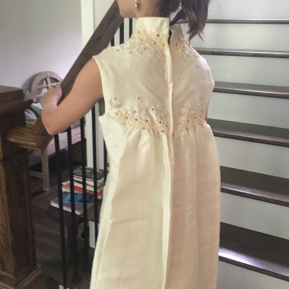High-Neck Ivory Wedding Gown with Delicate Lace Trim - Picture 5 of 8